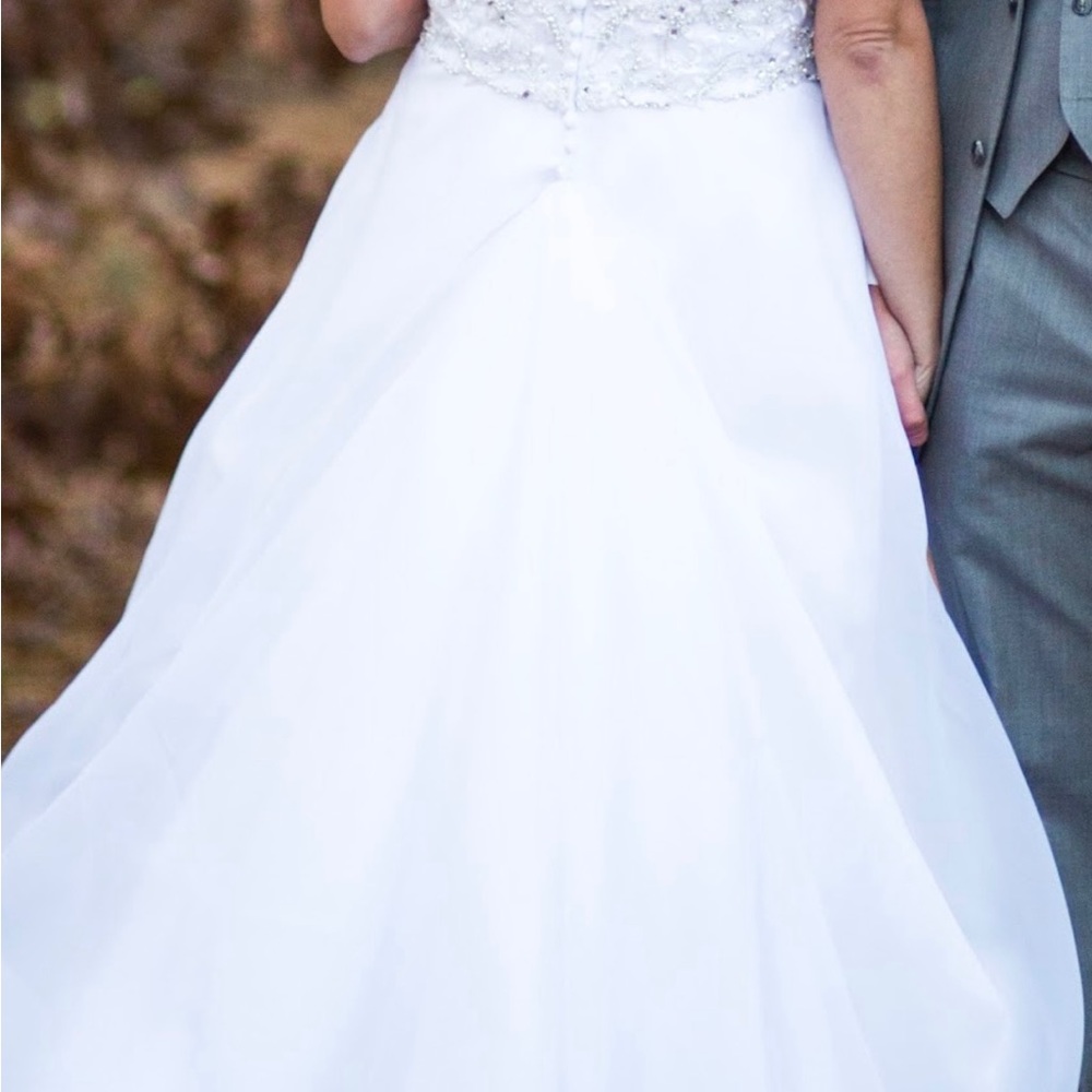 White wedding dress. It’s cleaned and boxed. Unsure the brand (sorry)